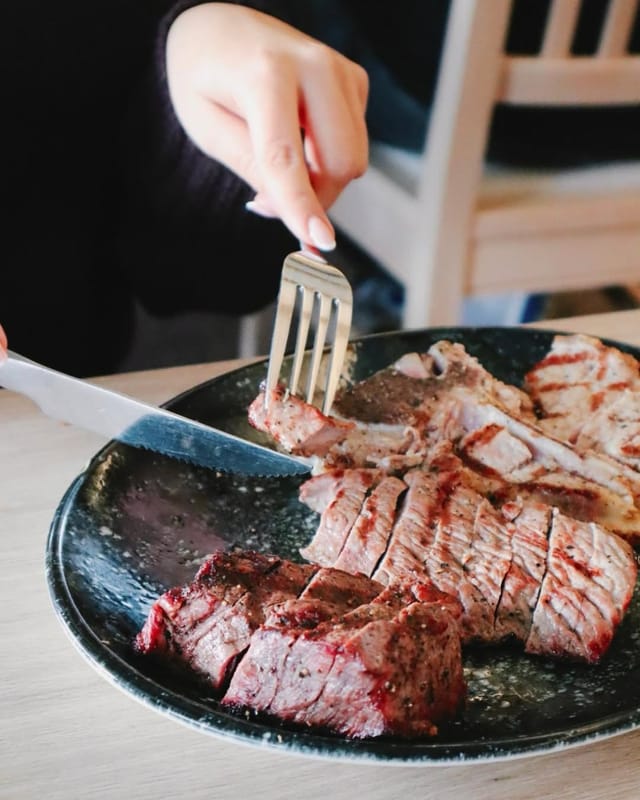 Aufgeschnittenes Rindersteak vom Grill, gesalzen und tranchiert.